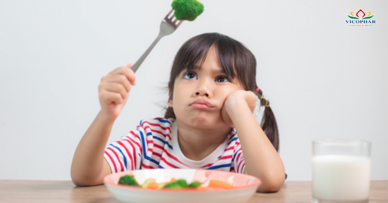 Nguyên nhân thiếu hụt vi chất dinh dưỡng cũng khiến bé biếng ăn kéo dài