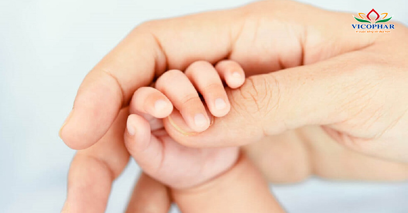 Da xanh xao nhợt nhạt là 1 trong những dấu hiệu thiếu sắt ở trẻ