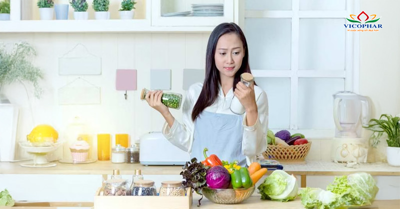 Mẹ chọn rau giàu sắt cho bé lưu ý không nấu quá chín và kết hợp đúng thực phẩm