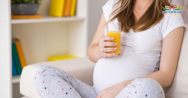 Mẹ có thể dùng ly nước cam trước hoặc sau khi uống sắt để tăng hiệu quả hấp thu, giảm vị tanh.