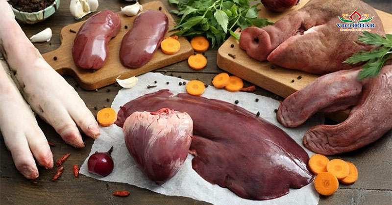 Các món ăn từ thịt bò, gan heo, lòng gà – những thực phẩm chứa hàm lượng sắt heme cao, dễ hấp thu.